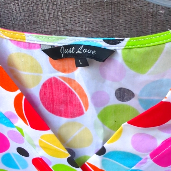 🆕🩺💉Medical Scrub Top 3 Pocket Just Love White Background Multi Color Circl… - Picture 4 of 9